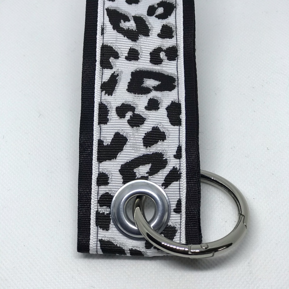 ❤️ BellaJane Keychain 🔑